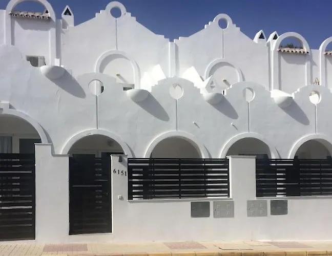 بيت للعطل Sea View In *