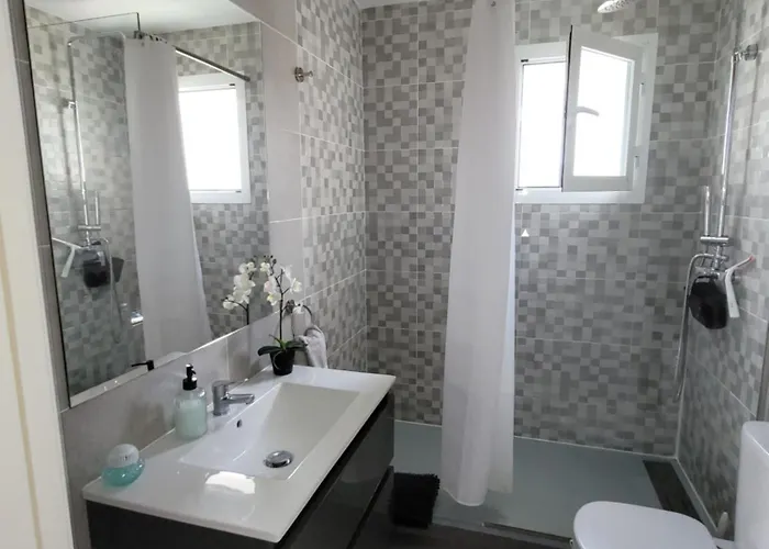 بيت للعطل Sea View In *